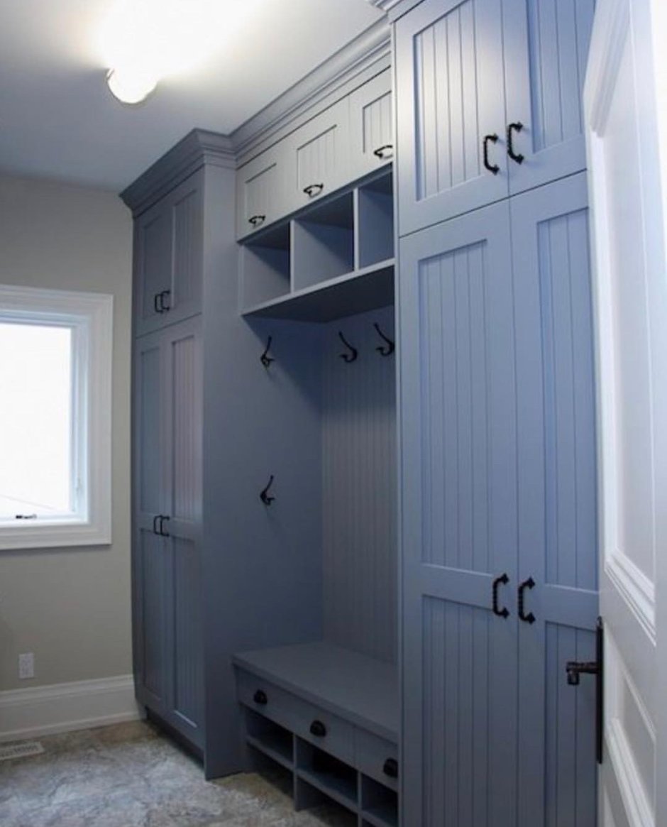 Синий шкаф в прихожей