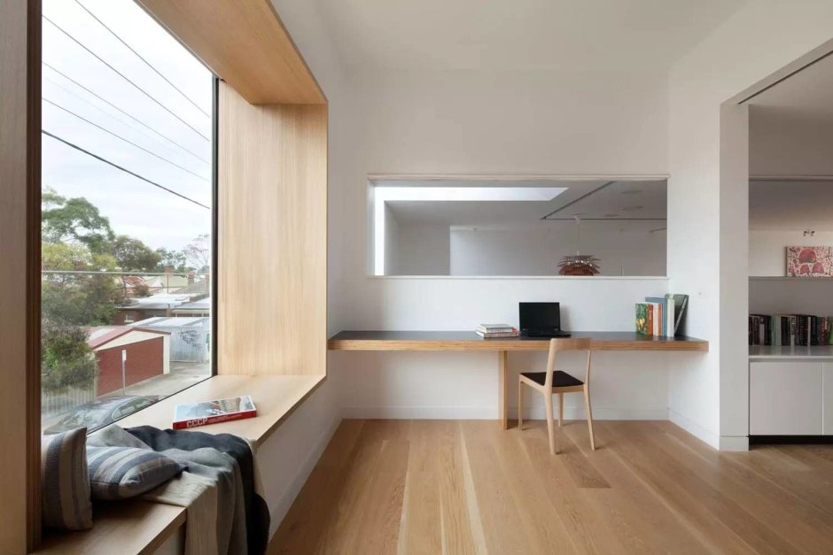 Низкий подоконник в интерьере