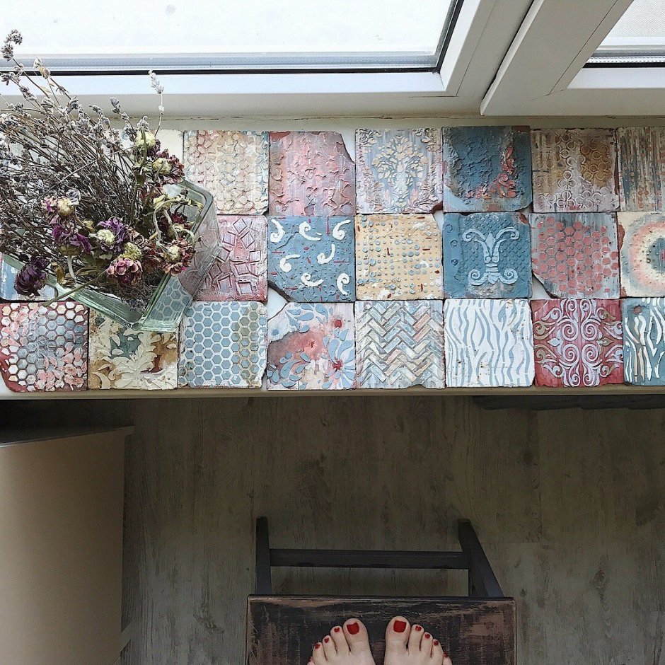 Декоративная мозаика на подоконнике