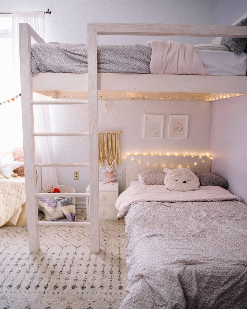 Комната с двухэтажной кроватью ночью