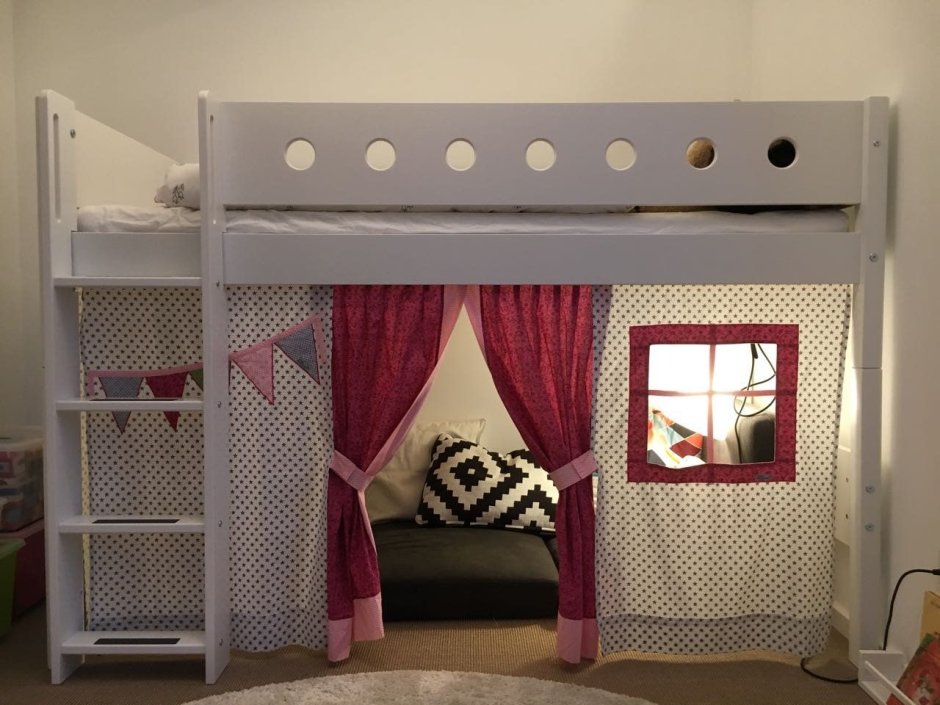 Двухъярусная кровать со шторками