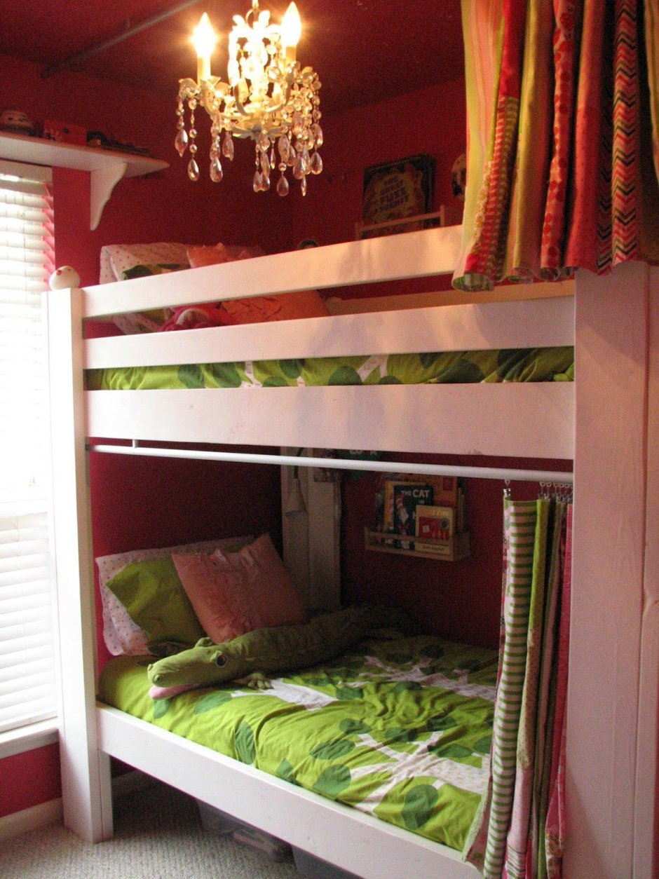 Двухъярусная кровать с занавесками