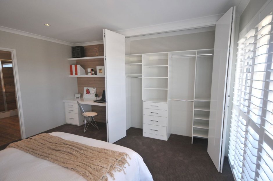 Гардеробная с компьютерным столом