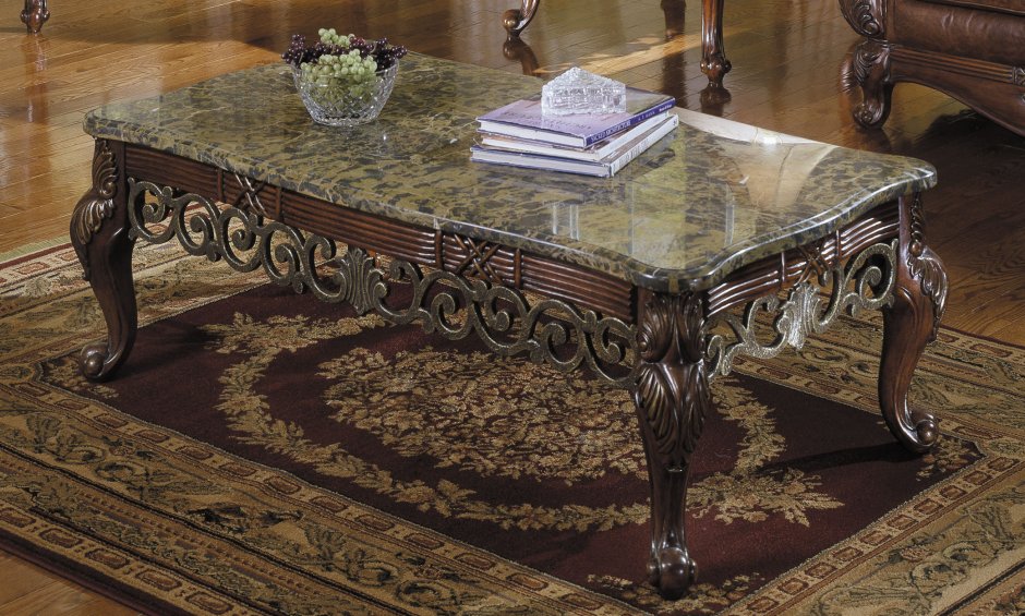 Журнальный столик с резными ножками