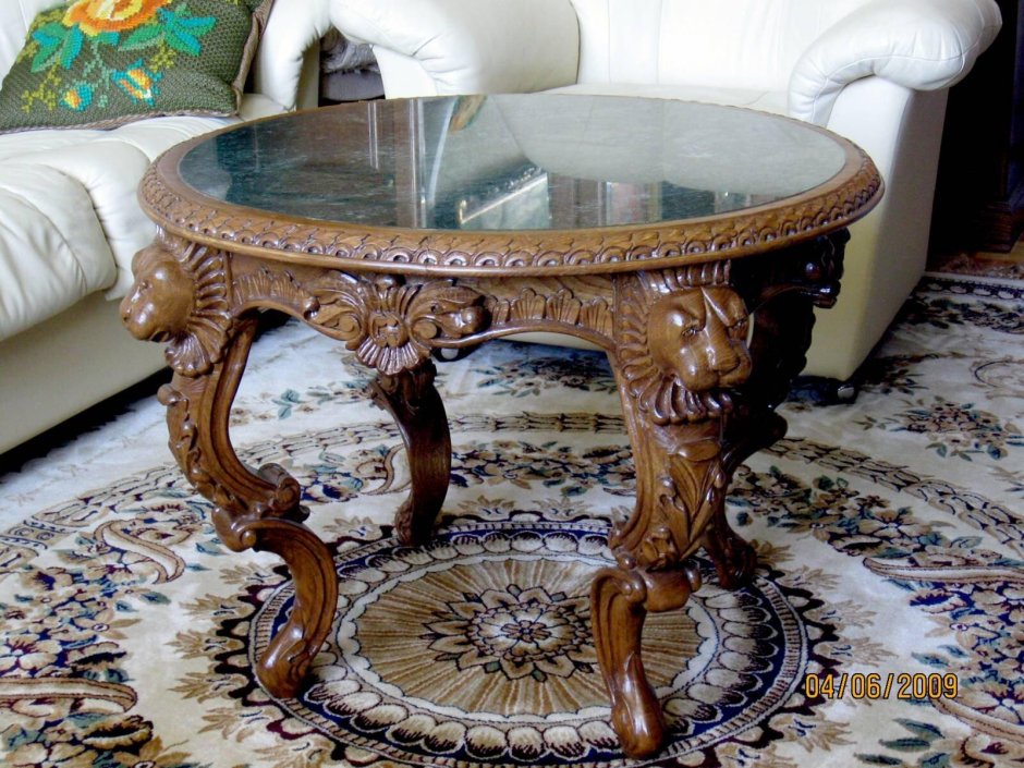 Резной журнальный столик из дерева