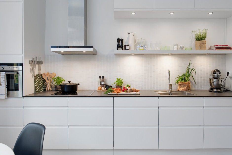 Белая кухня Сканди без верхних шкафов