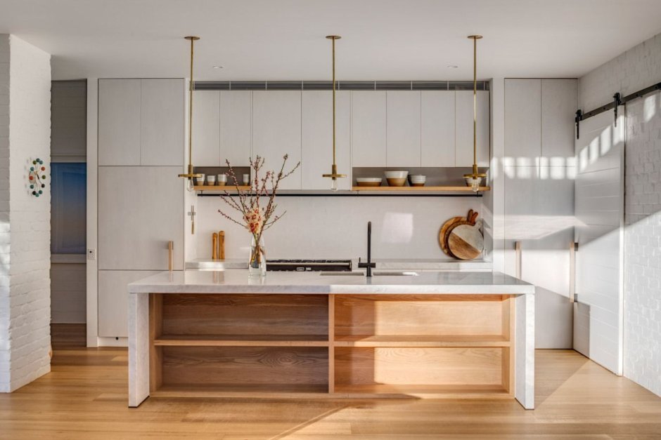 Кухня с деревянными вставками