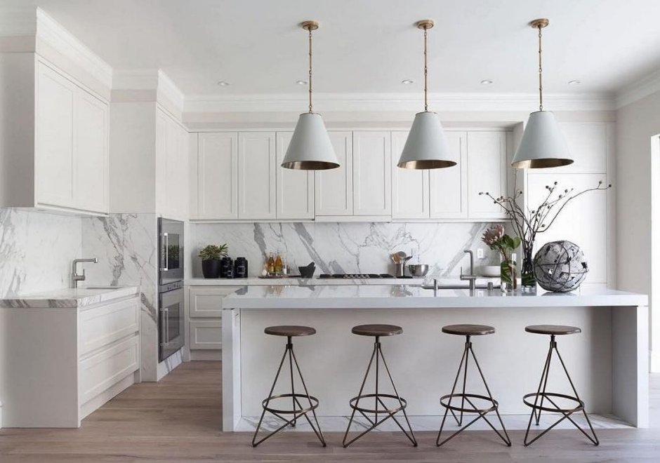 Светильники над барной стойкой в кухне