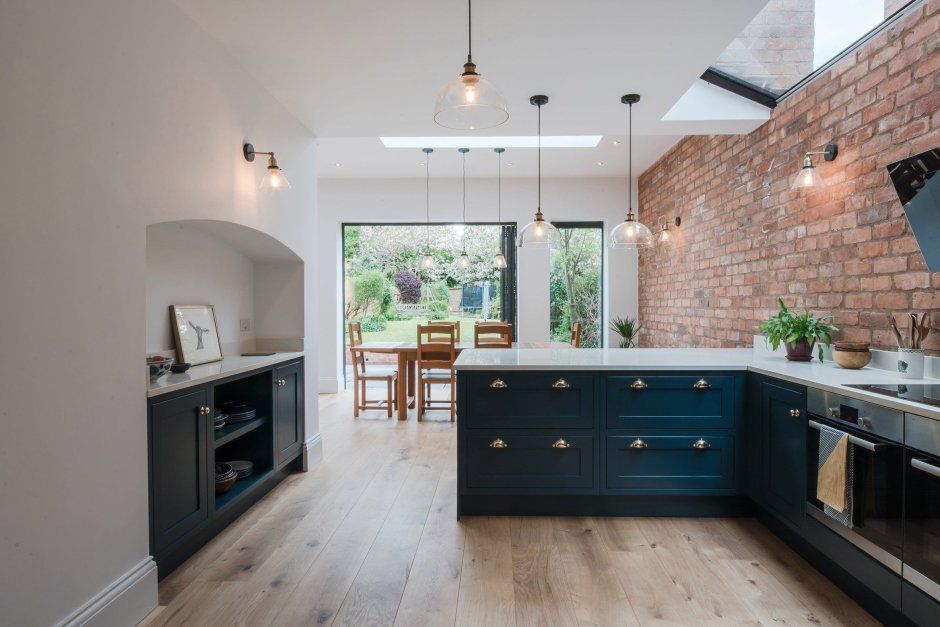 Кирпич и дерево в интерьере кухни