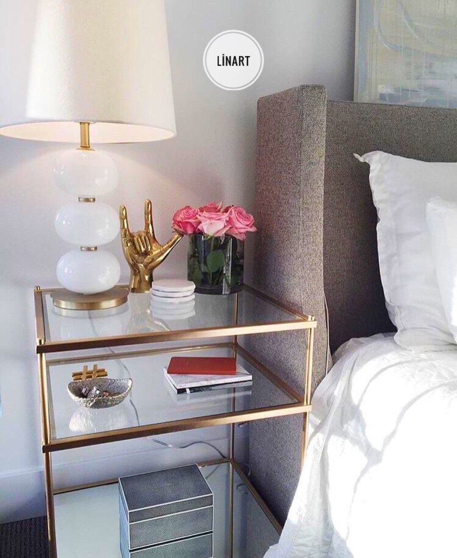 Маленький прикроватный столик