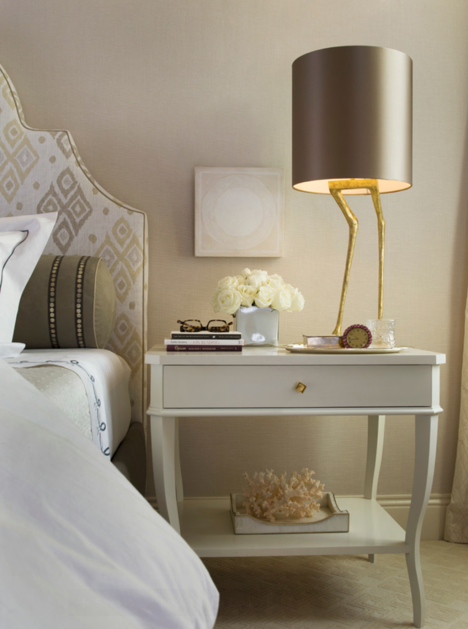 Маленький прикроватный столик