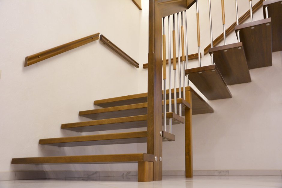 Декор стены у лестницы