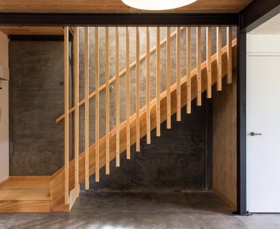 Лестница с деревянными рейками