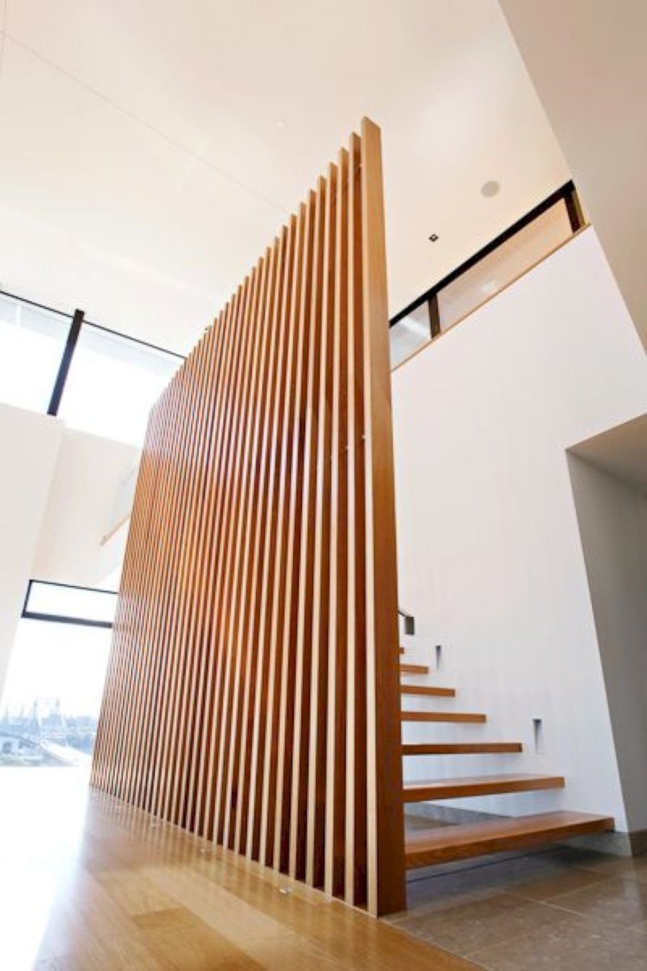 Украшения стен на лестнице