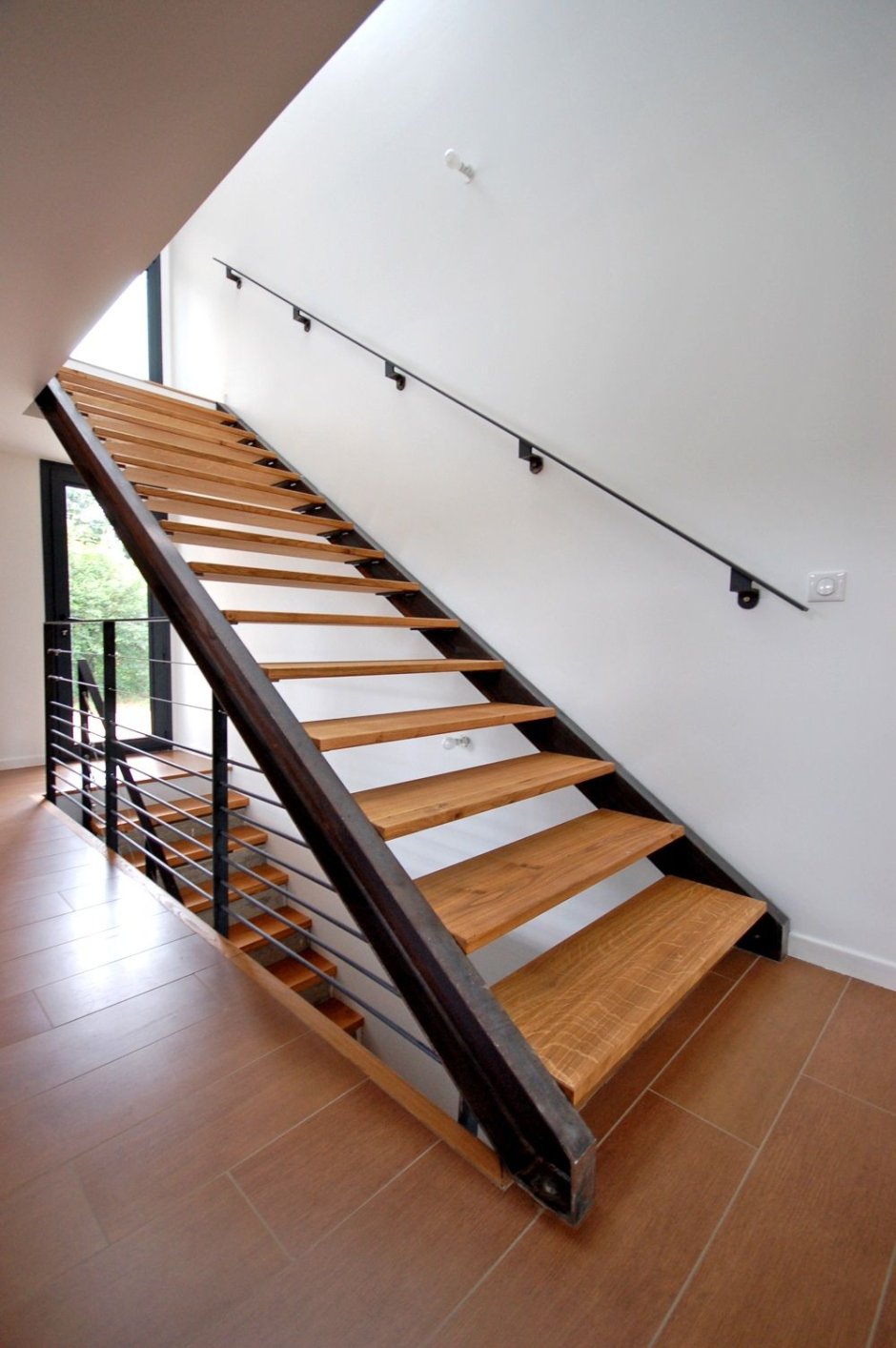 Отделка лестницы в современном стиле