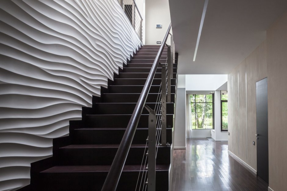 Прихожая с лестницей на второй этаж