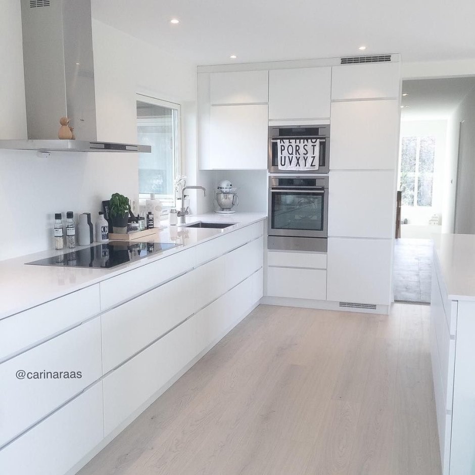 Белая кухня без навесных шкафов