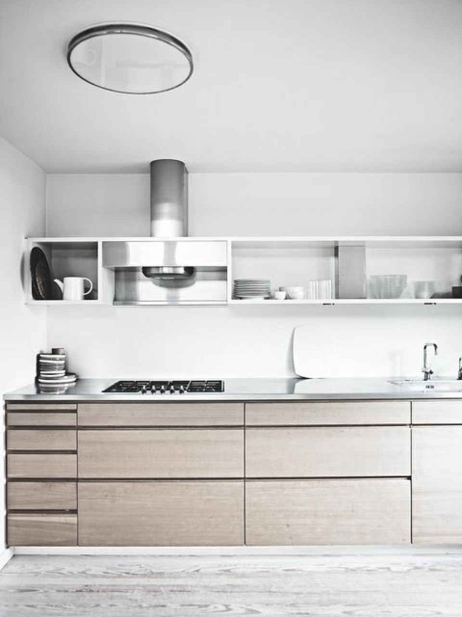 Кухня с горизонтальными навесными шкафами