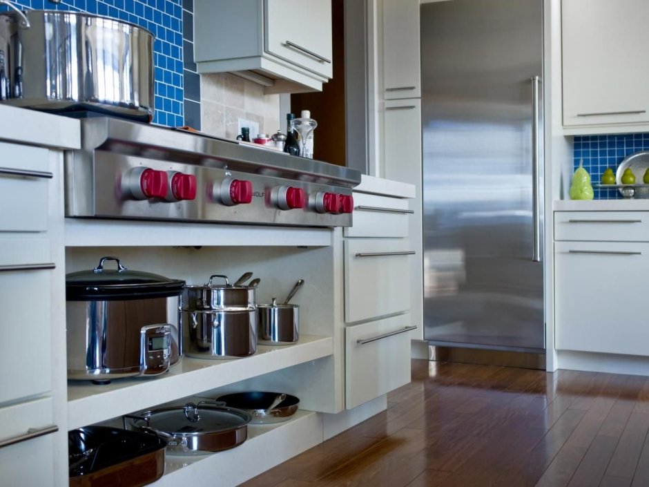 Кухонный гарнитур с открытыми нижними полками