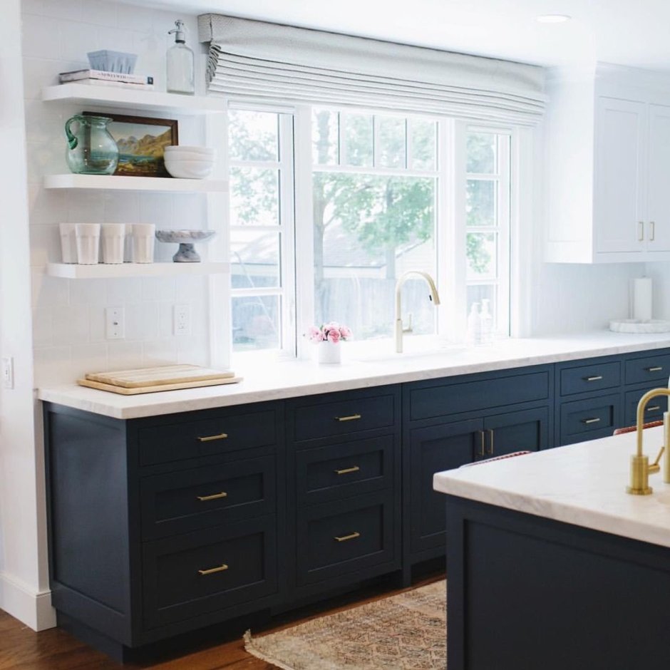 Кухонный гарнитур с мойкой у окна