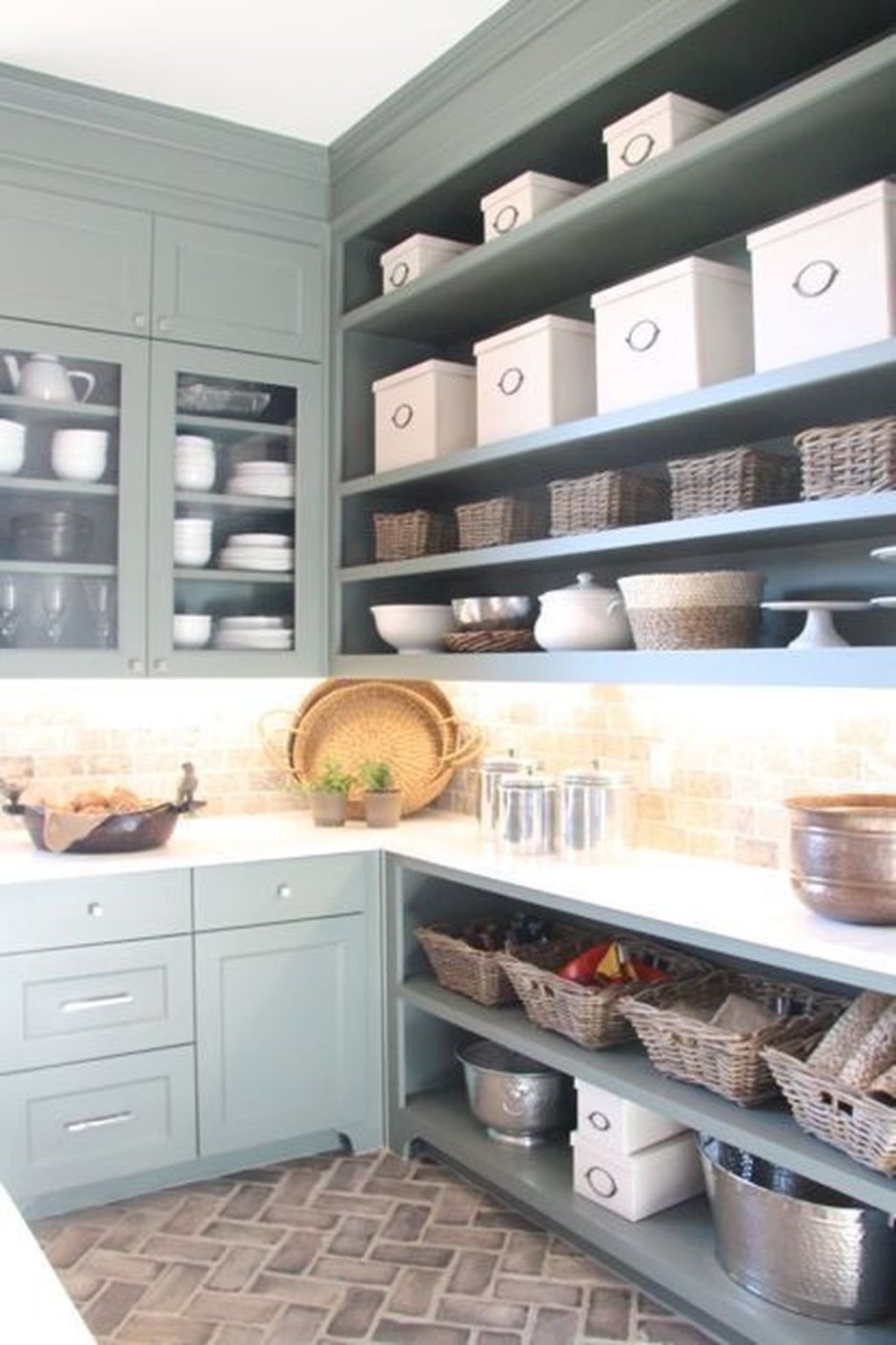 Кухня с открытыми полками снизу