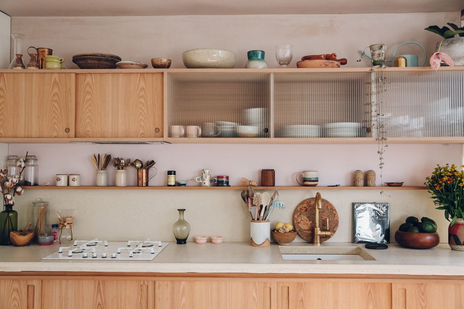 Открытые стеллажи на кухне