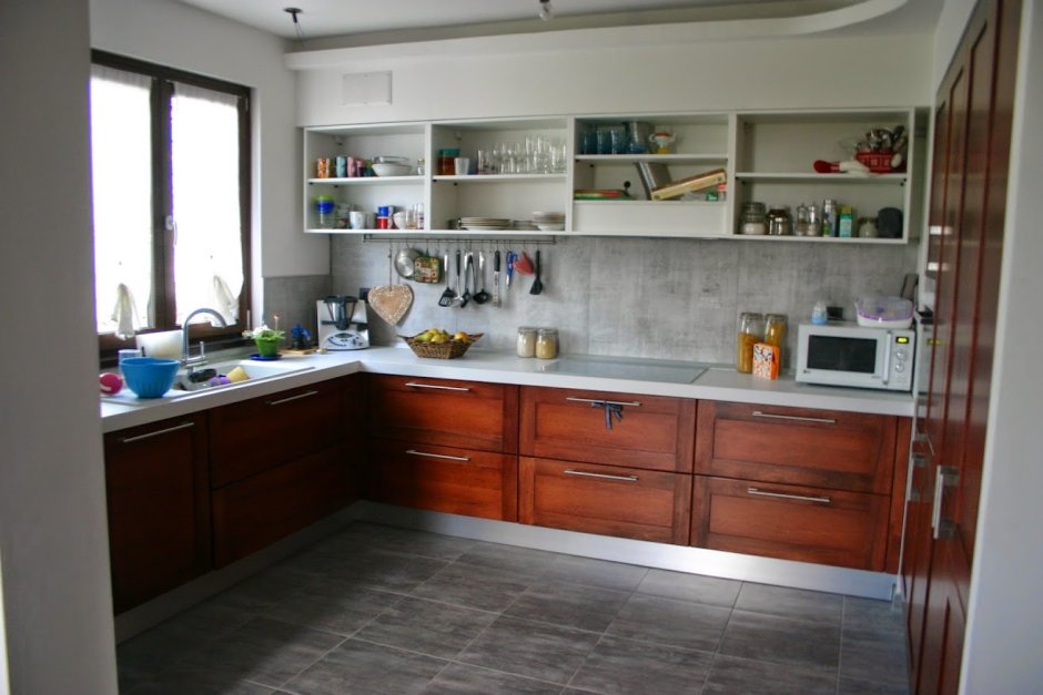 Кухонный гарнитур с открытыми полочками сбоку