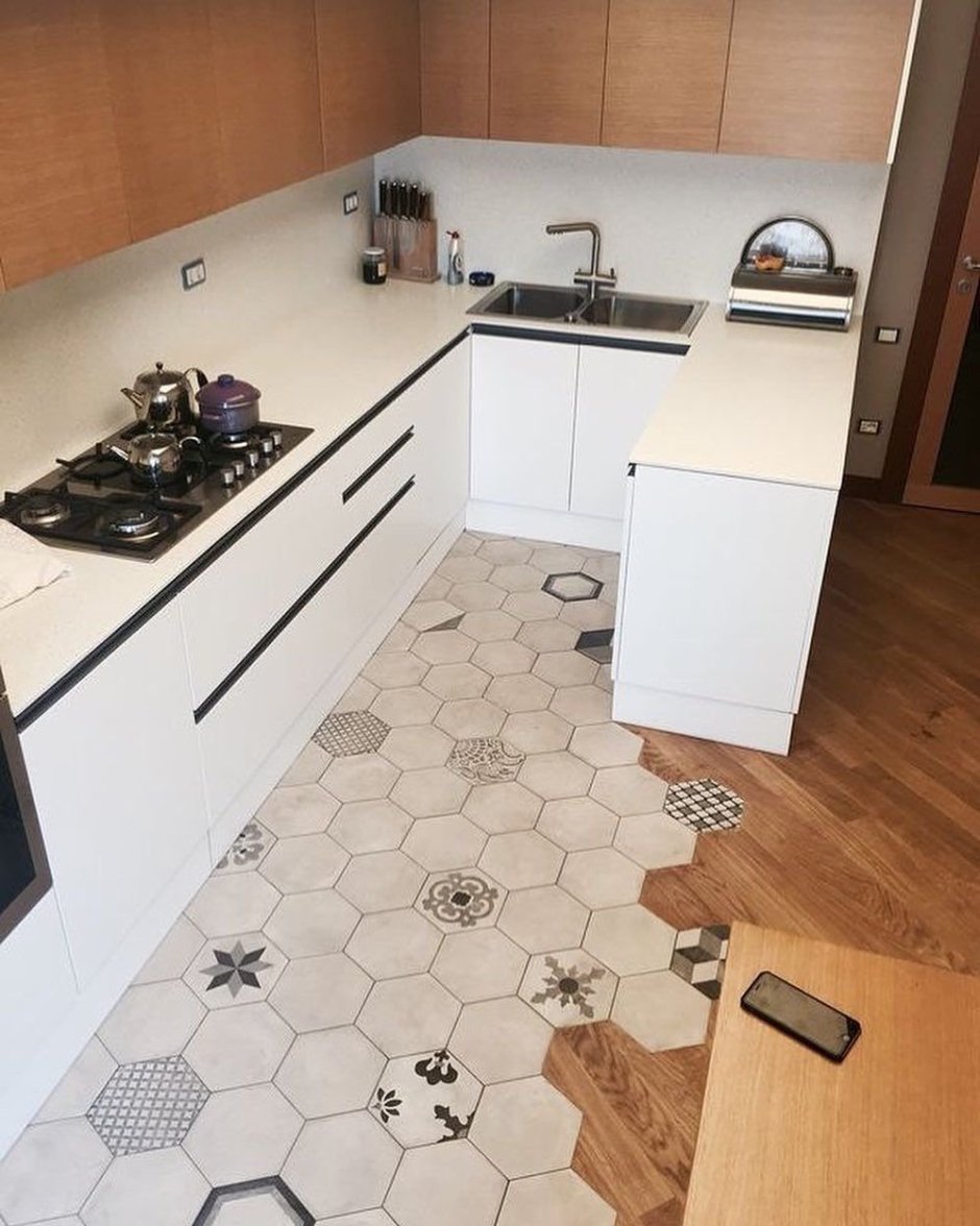 Сочетание плитки и ламината в кухне гостиной