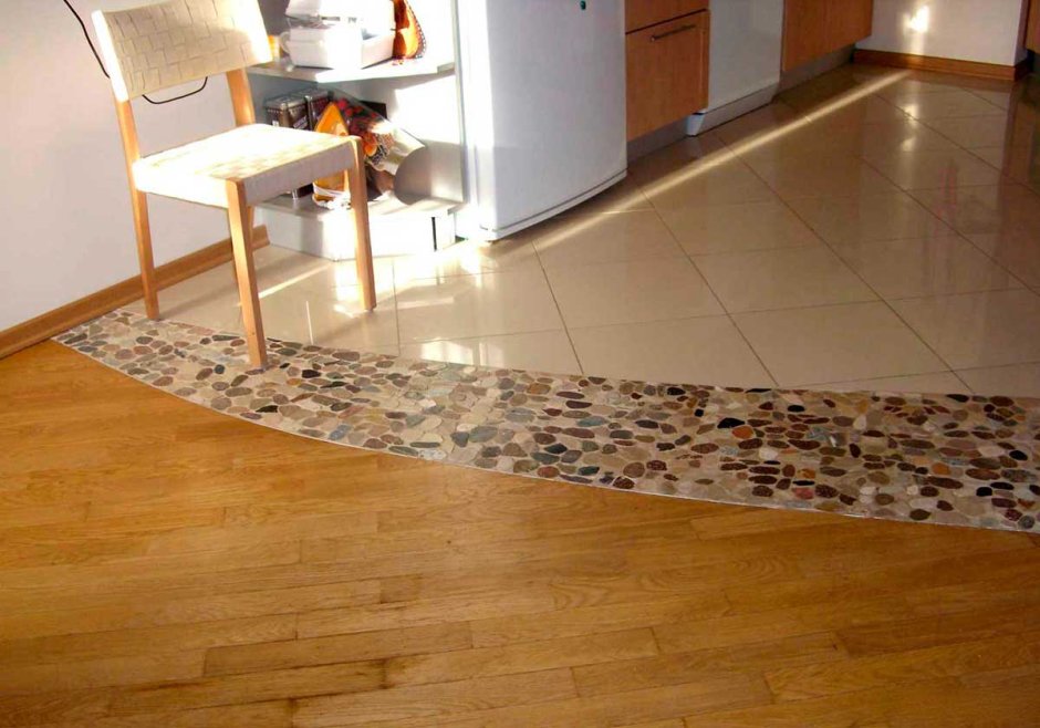 Комбинированный пол на кухне