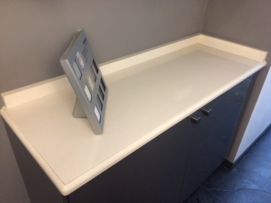 Столешница кварц с бортиком