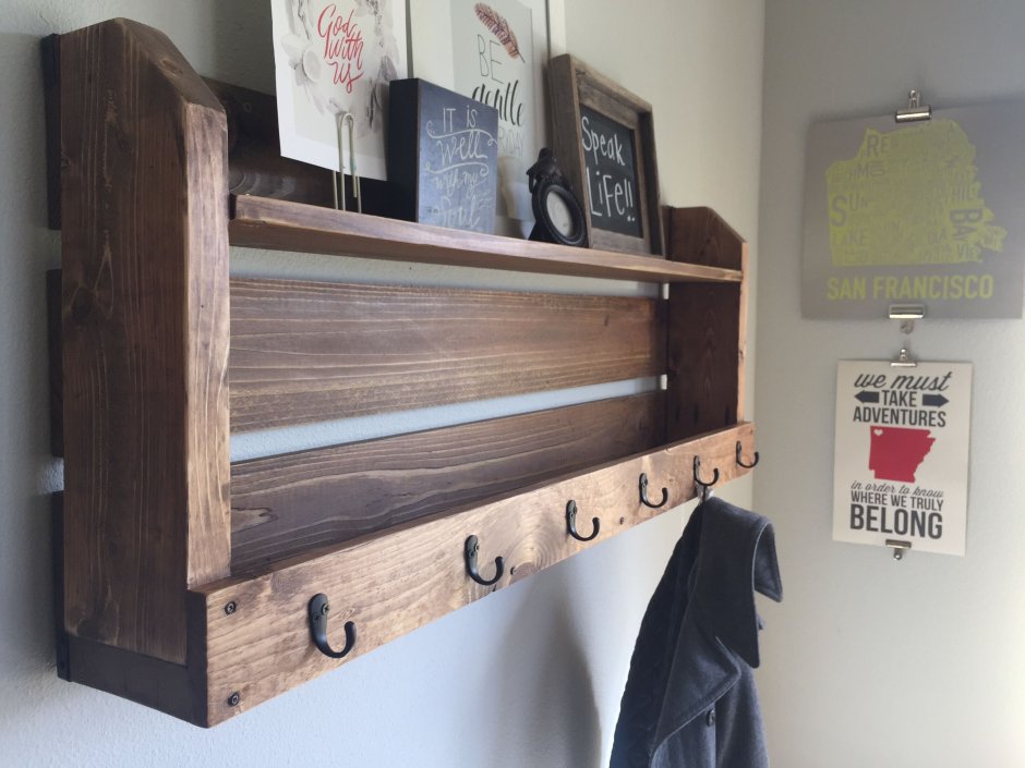 Деревянная полка в прихожую