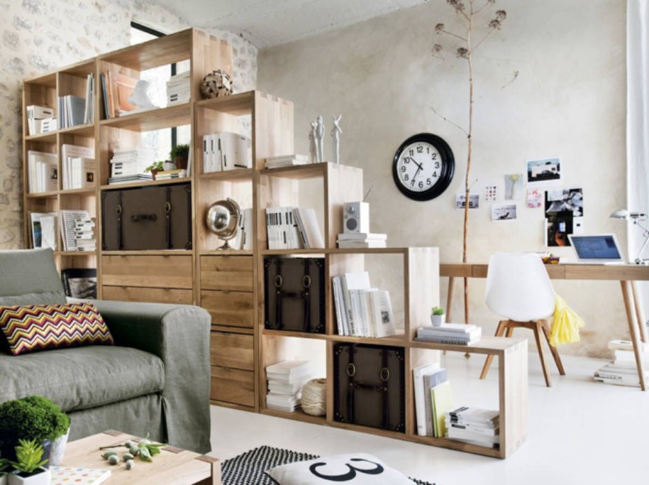 Металлический стеллаж в интерьере