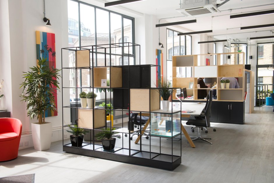 Книжный шкаф поперек комнаты