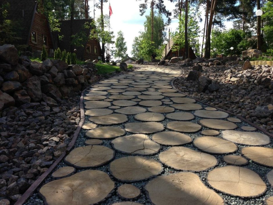 Садовая дорожка из спилов дерева