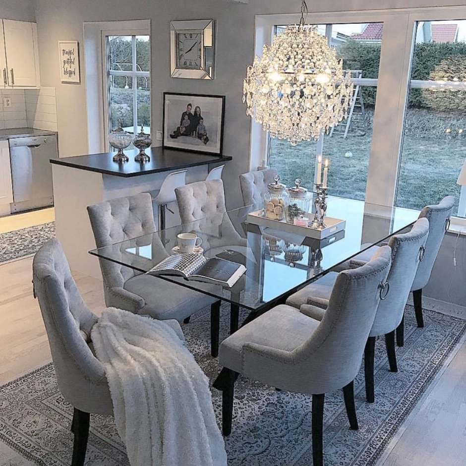 Круглый стеклянный стол со стульями