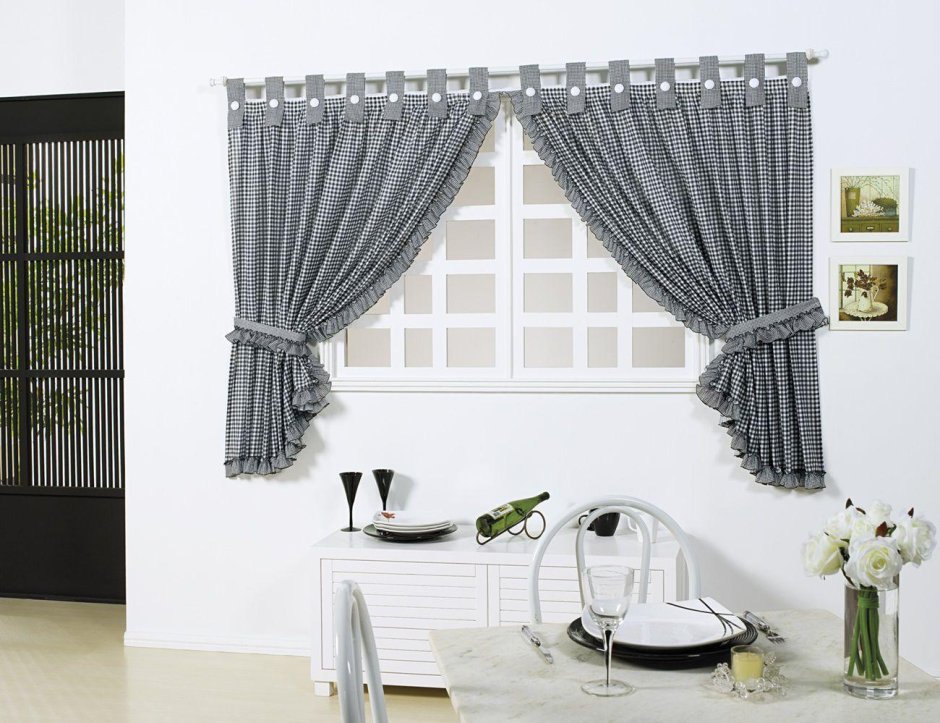 Стильные шторы на кухню короткие
