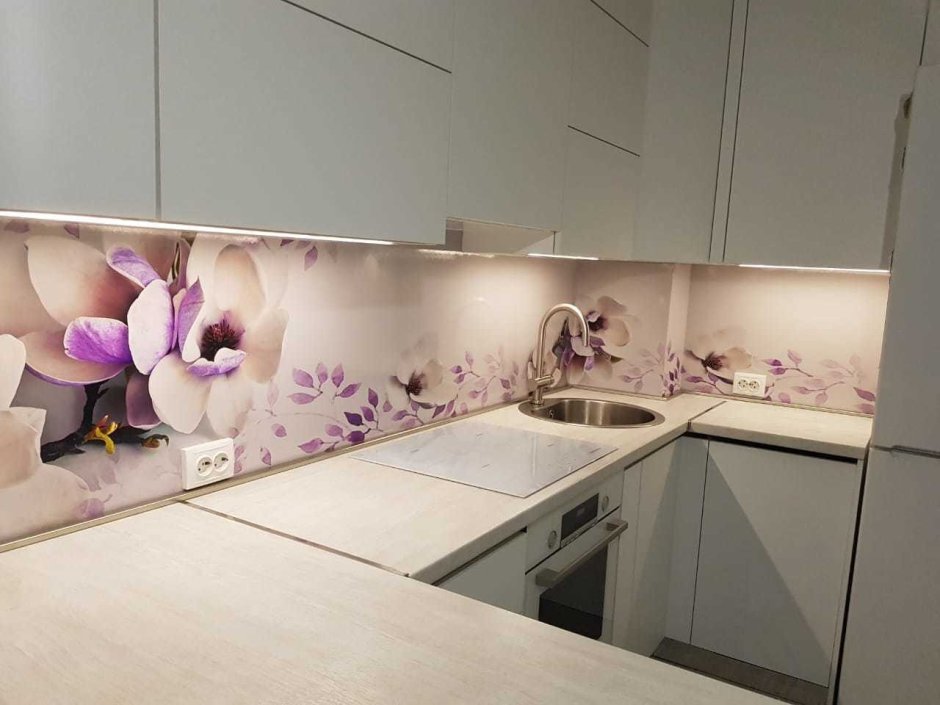 Интерьер кухни с цветами