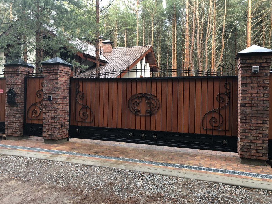 Забор с откатными воротами