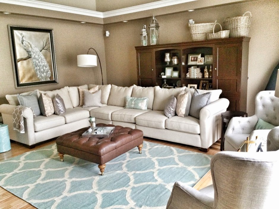 Угловой диван и ковер в интерьере