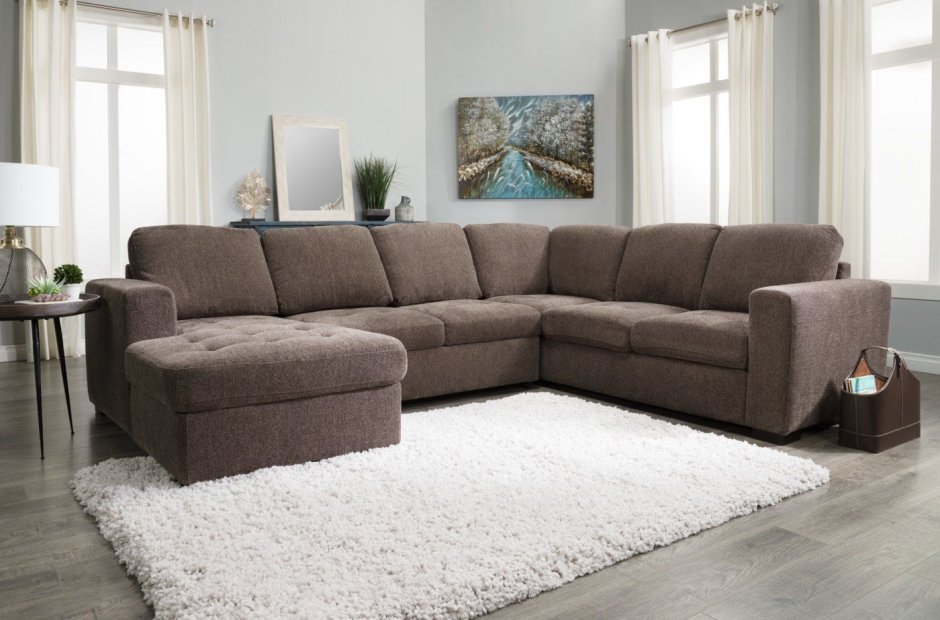 Ковер в гостиной с угловым диваном