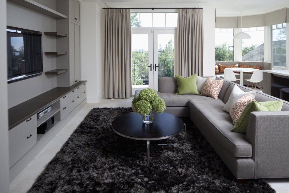 Ковер в гостиной с угловым диваном