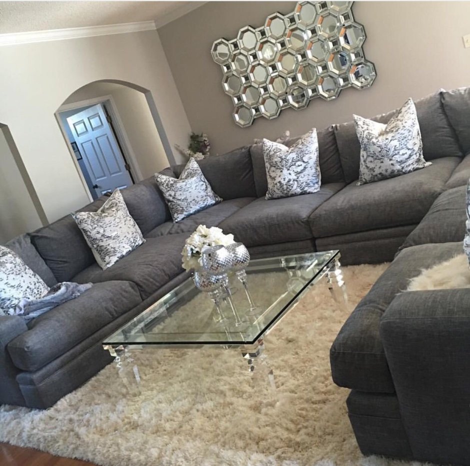 Серый диван в интерьере