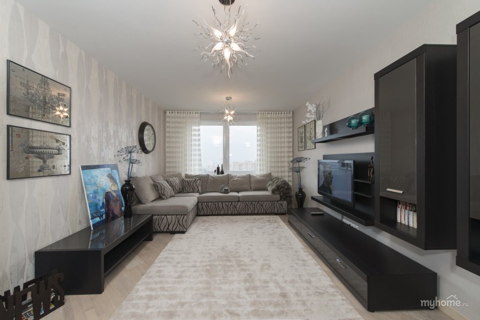 Белый диван в интерьере гостиной