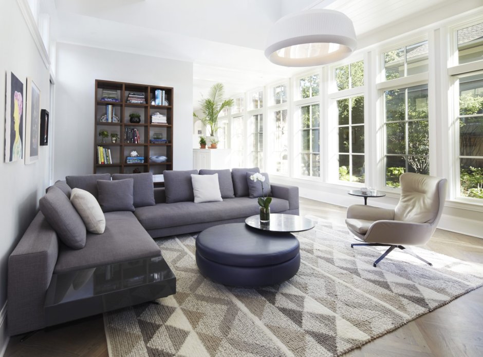 Гостиная в хрущевке с серым диваном