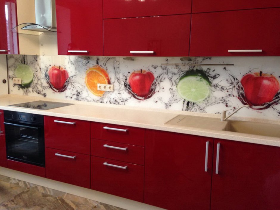 Стеклянный фартук на красной кухне