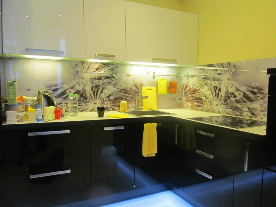 Стеклянный фартук с жёлтым