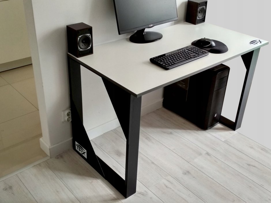 Самодельный компьютерный стол из дерева