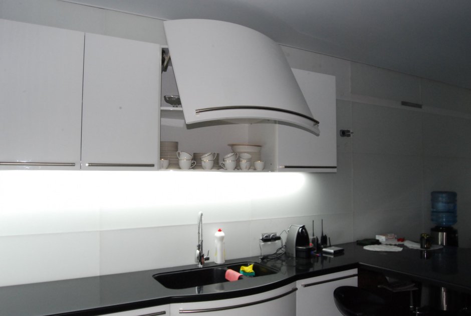 Кухня в белом глянце с белой вытяжкой
