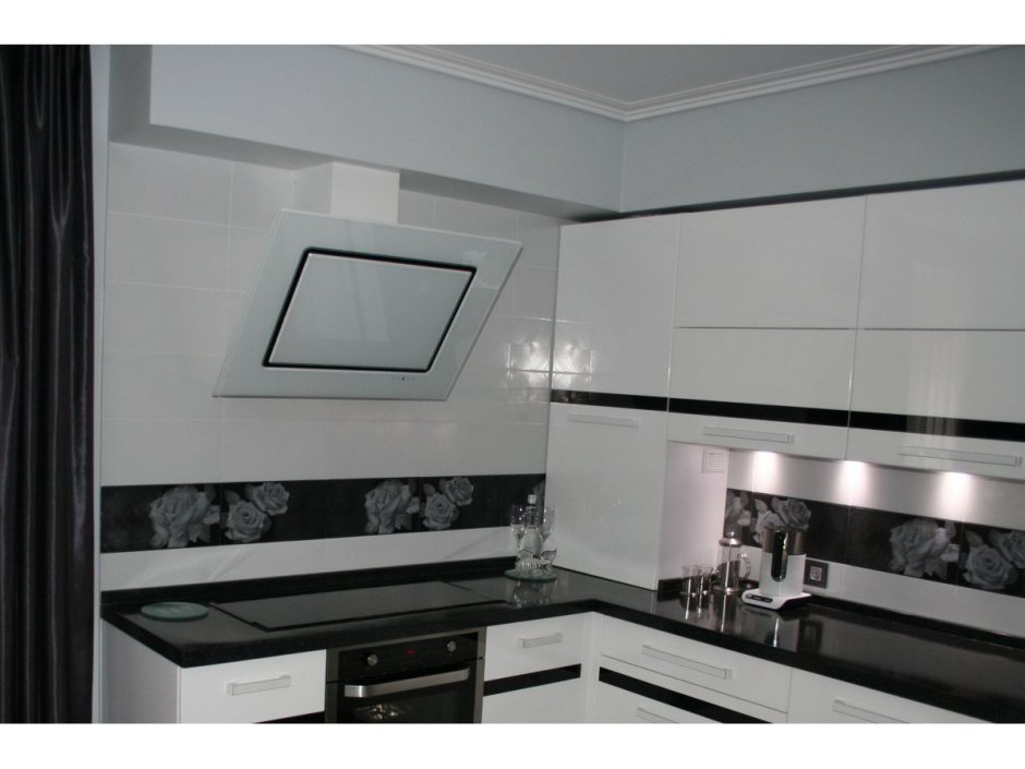 Черная плита белая вытяжка