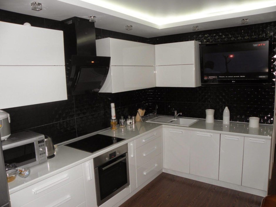 Угловая кухня с телевизором